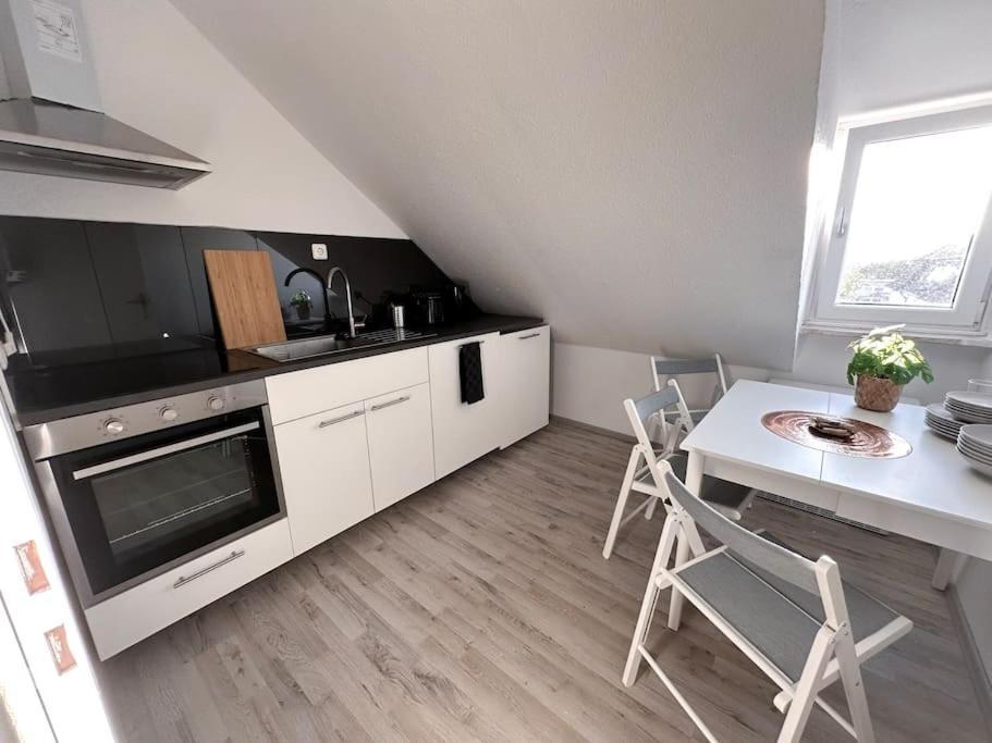 Zentrale Wohnung Fuer 4 Mit Bett Und Schlafcouch Essen Exteriér fotografie
